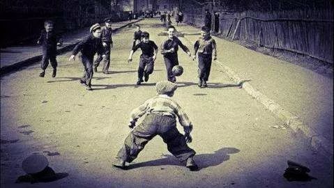 给大家聊聊在重庆踢坝坝球的往事，希望能帮助国足冲击世界杯