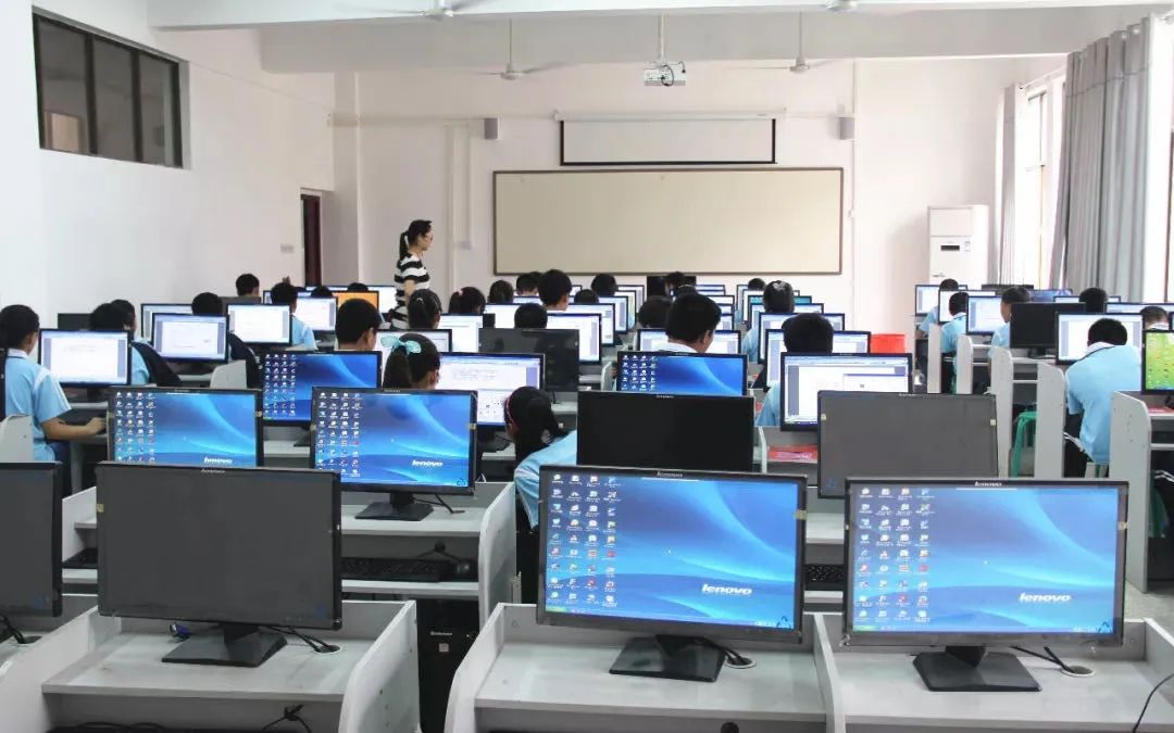 重点发展普文普理，做精做强美术特色。黄州中学高中部欢迎你！