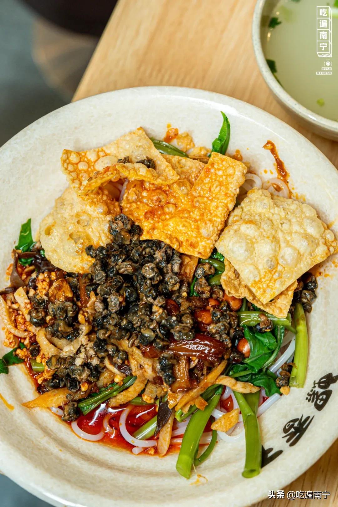 最近有一家特别火的螺蛳粉店,广西南宁西乡塘皇冠螺螺蛳粉