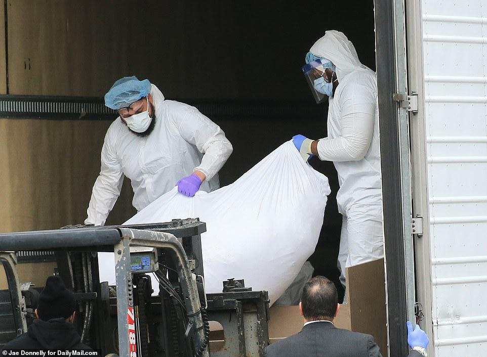 尸体堆积!纽约650名新冠死者无法入土,躺卡车8个月到腐烂