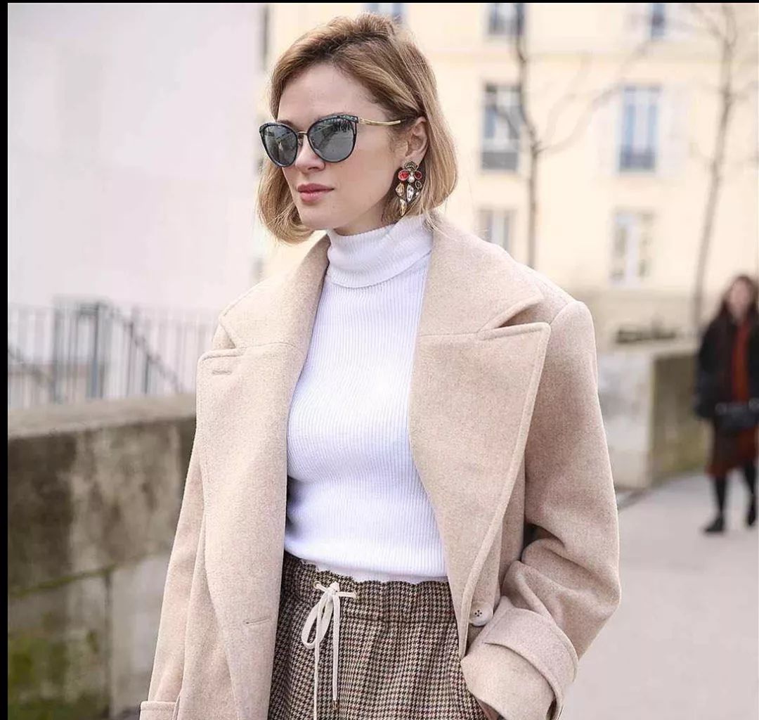 秋天换季内搭怎么选？选对一款白色打底衫，轻松承包多款造型