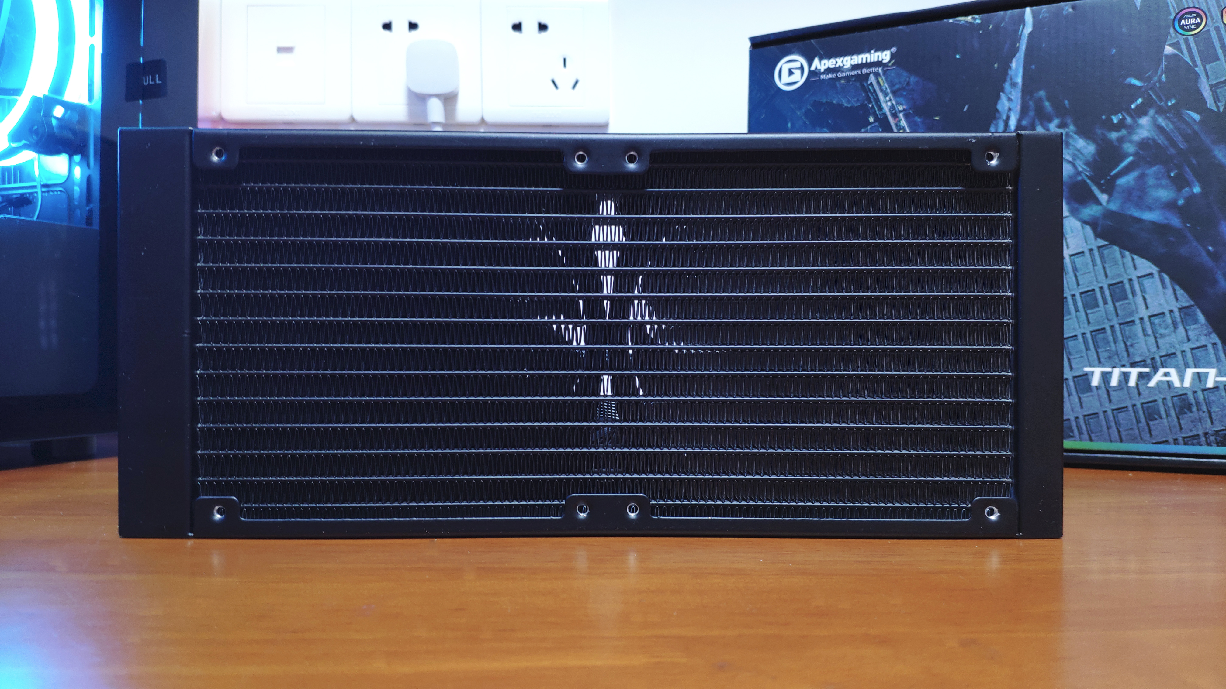 温度把握得住,PWM冷头带温显,艾湃电竞TITAN240PRO水冷装机