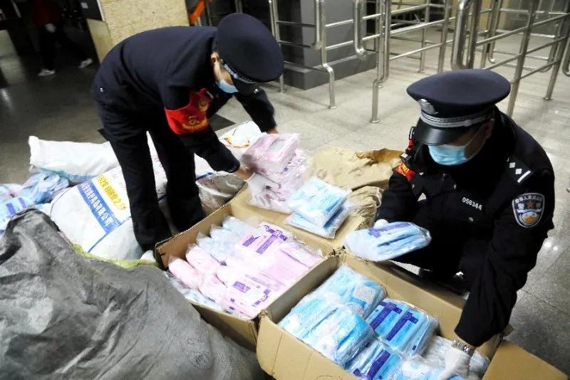 32万只假口罩即将被运走，好在铁警及时接到群众举报