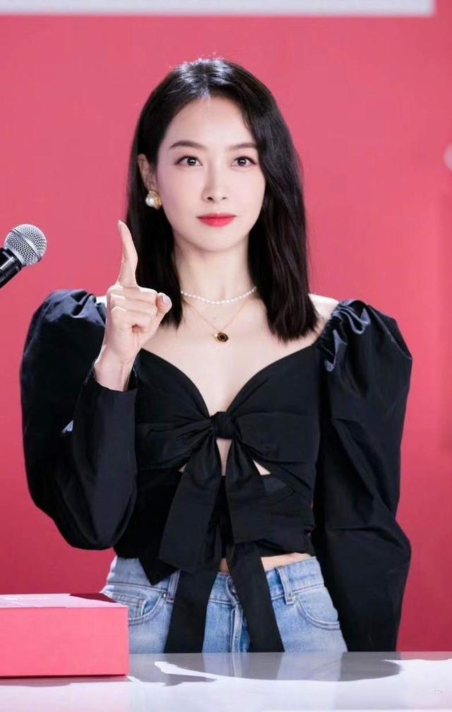 宋茜最新机场装,盘点宋茜的古今装对比