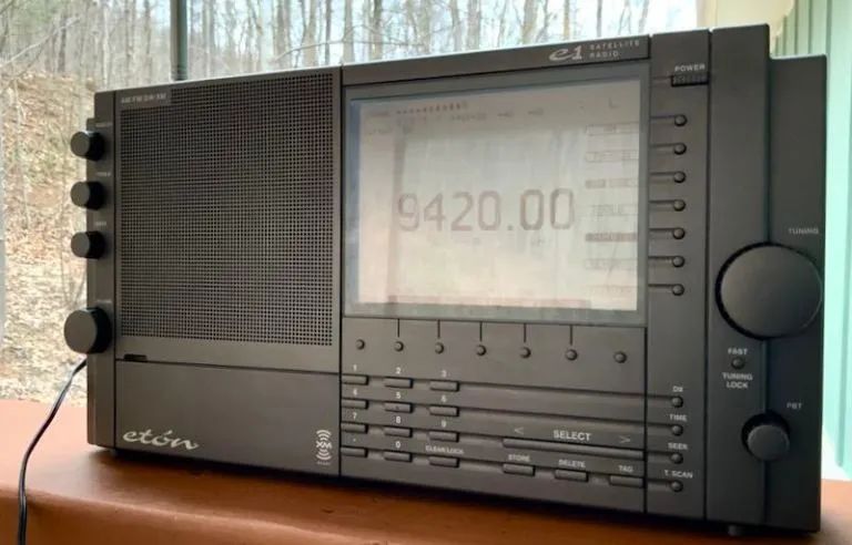 「火腿维修室」拯救一台老式EtonE1收音机，解决橡胶涂层粘手问题