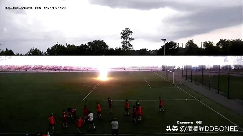 命大！俄少年戴金属项炼足球场上遭雷击幸存