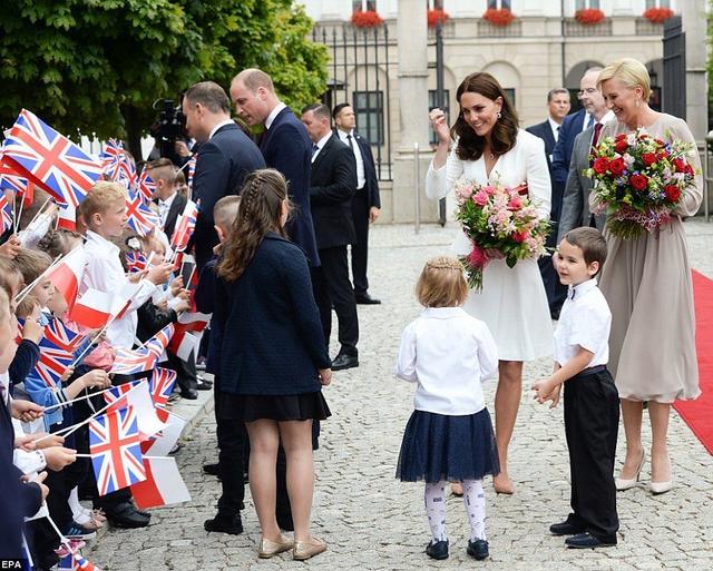 她打遍天下无敌手,红裙让丹麦王妃惨败,同框梅拉尼亚也是稳赢