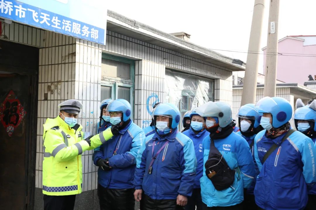 交警四个阵地冬季交通安全宣传,营口市交警抗风雪保道路安全畅通