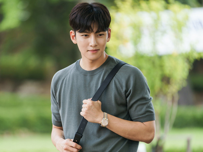 池昌旭代言CK穿凉拖出镜！这位哥真的有三十多岁？怕是冻龄了吧