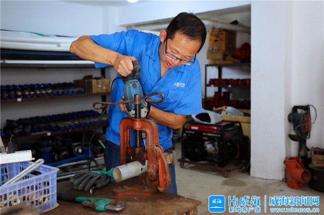 一双伤痕累累布满老茧的手,一双粗糙的手记载着很多酸甜苦辣