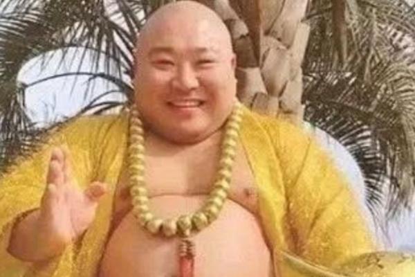 男子因像弥勒佛走红被遗弃,男子酷似弥勒佛如今怎么样