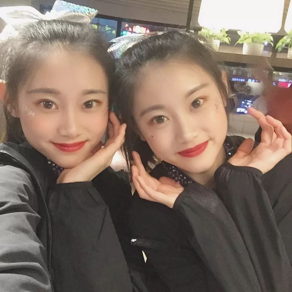 大五最美啦啦队姊妹花,内蒙古财经大学贺羽贺喆的啦啦操故事