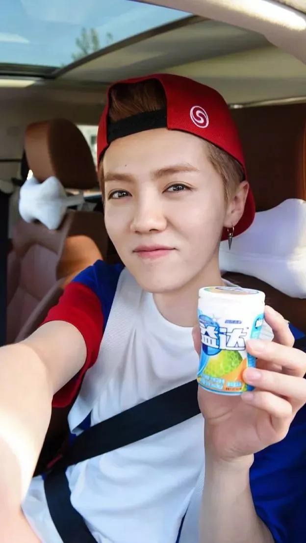 鹿晗壁纸‖“所有苦难与背负尽头，都是行云流水般的此世光明”