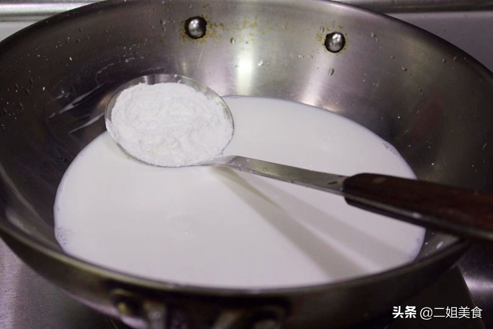 两袋牛奶倒进锅里,两袋牛奶放几勺白凉粉