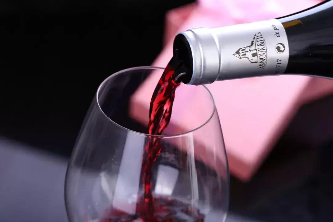 别人给倒茶为什么要敲桌子几下,别人倒茶为什么要敲三下桌面