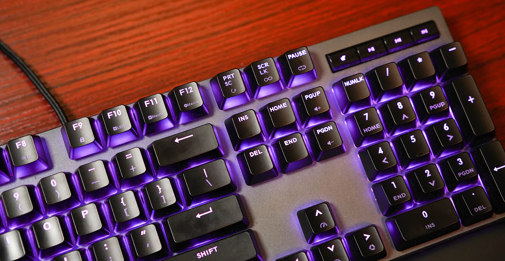 这套花费超过2W的桌面看起来是如此朴素