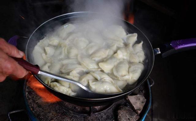 煮饺子怎样煮才不会破皮,煮饺子煮破了怎么说