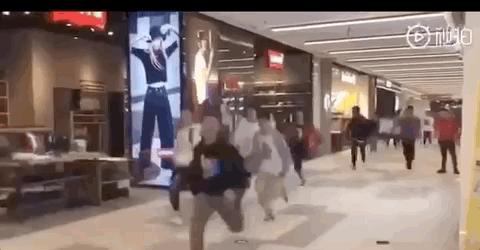 摔倒后仍匍匐前进！中国人海外抢购震惊老外