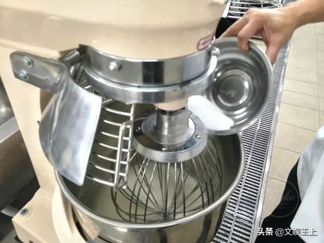 不用出门自己在家做蛋糕,不能出门就自己做了一个蛋糕