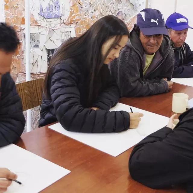 智利贫民窟第一位中国义工，她用绘画治愈流浪汉和罪犯，人美心善