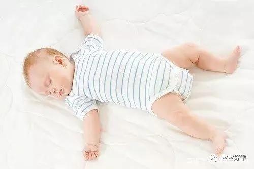 0-3个月婴儿怎么趴怎么翻过来,宝宝趴睡要帮他左右换头吗