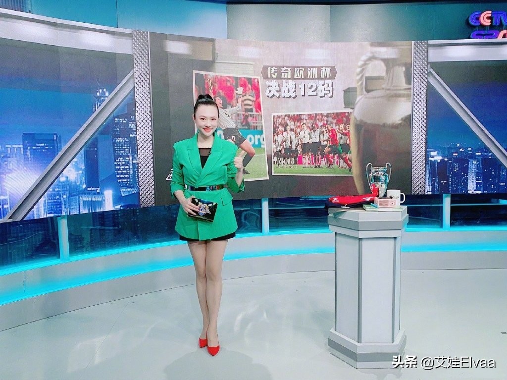 主持人王曦梁连衣裙,王曦梁高跟鞋主持天下足球