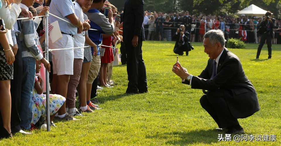 下蹲时膝盖要不要超出脚面,下蹲膝盖不能超过脚尖
