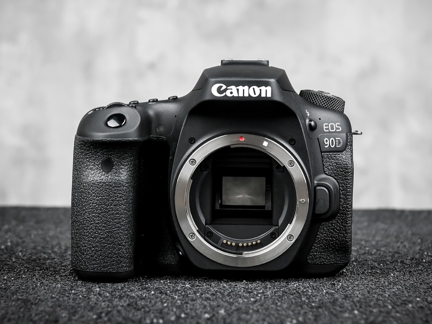 3250万像素仅售7649元，佳能新出的90D单反究竟有多香？