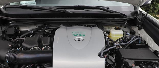 丰田普拉多全时四驱3.5试驾讲解,新款丰田霸道普拉多3.5国外试驾