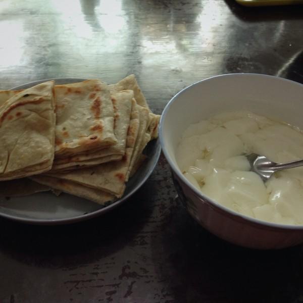 小朋友自己的事情可以自己做,小朋友开启快乐的假期