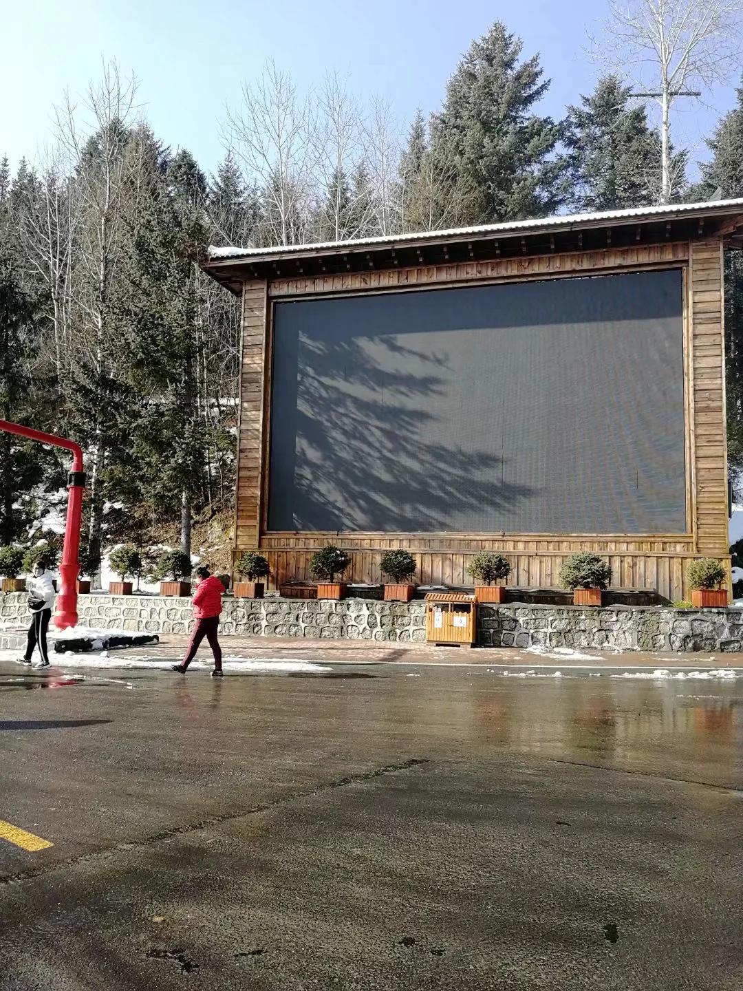 小小双峰冷凝紫气，壮美山河雪掩行踪