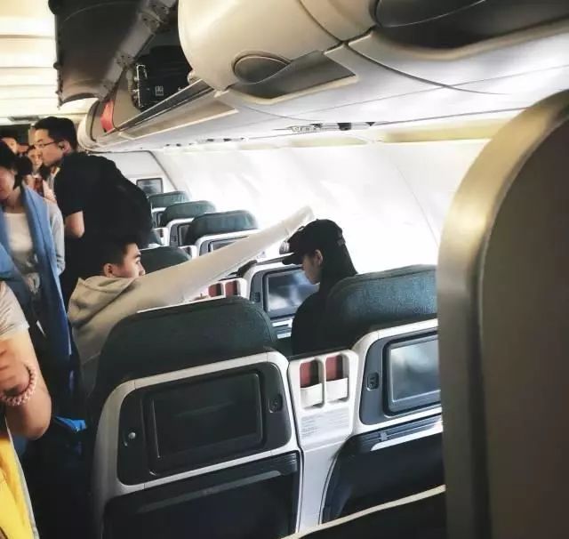 唐嫣和奚梦瑶飘忽不定的“肚子”，成了2019娱乐圈的两大谜团