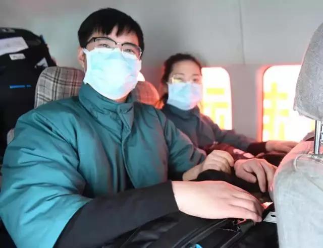 父女隔17年接力出征：爸爸抗非典女儿抗肺炎，这次换90后保护世界