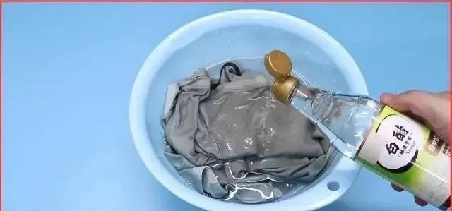 彩色衣服被漂白水弄褪色怎么恢复,黑色衣服褪色了发红如何恢复原色