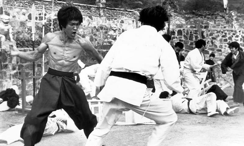 李小龙传奇打黑社会老大,李小龙传奇第一次打倒黄皮小子