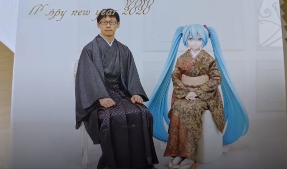 日本小伙和初音未来结婚梗图,日本和初音未来结婚的男子