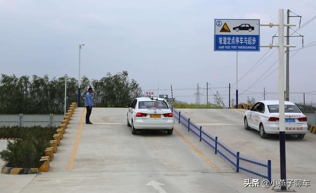 科目二手动挡坡道起步熄火往后倒,科目二坡道起步熄火溜车后怎么办