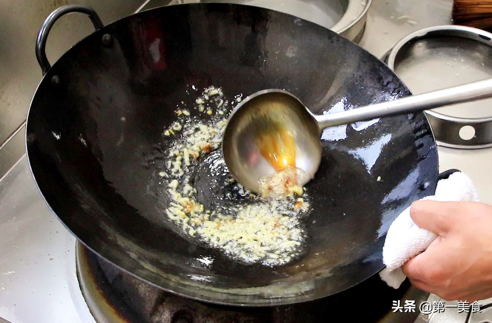 狮子头怎么做才松软又好吃,红烧狮子头为什么加鸡蛋