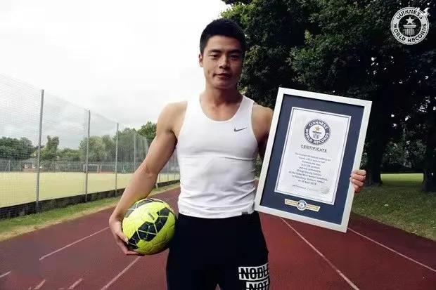 四川小伙坚持七年倒立走路,单手倒立保持吉尼斯世界纪录