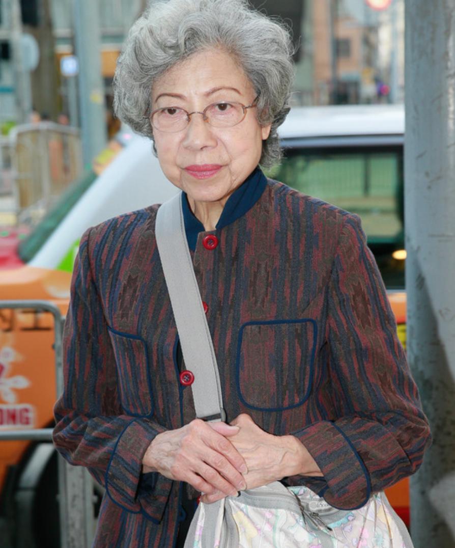 TVB*用御**“鬼婆”膝盖开刀仍隐隐作痛坚持康复训练与保持健康饮食