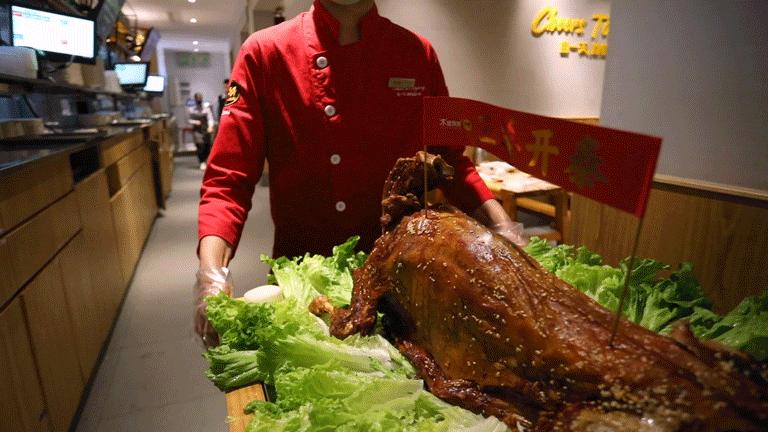 木屋烧烤夏季也有烤全羊吗,木屋烧烤的烤全羊