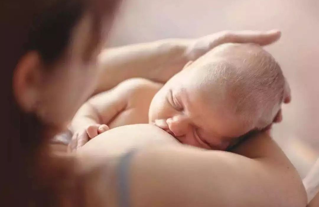 乳房干瘪奶水不足,乳房瘪瘪的是奶水不够吗