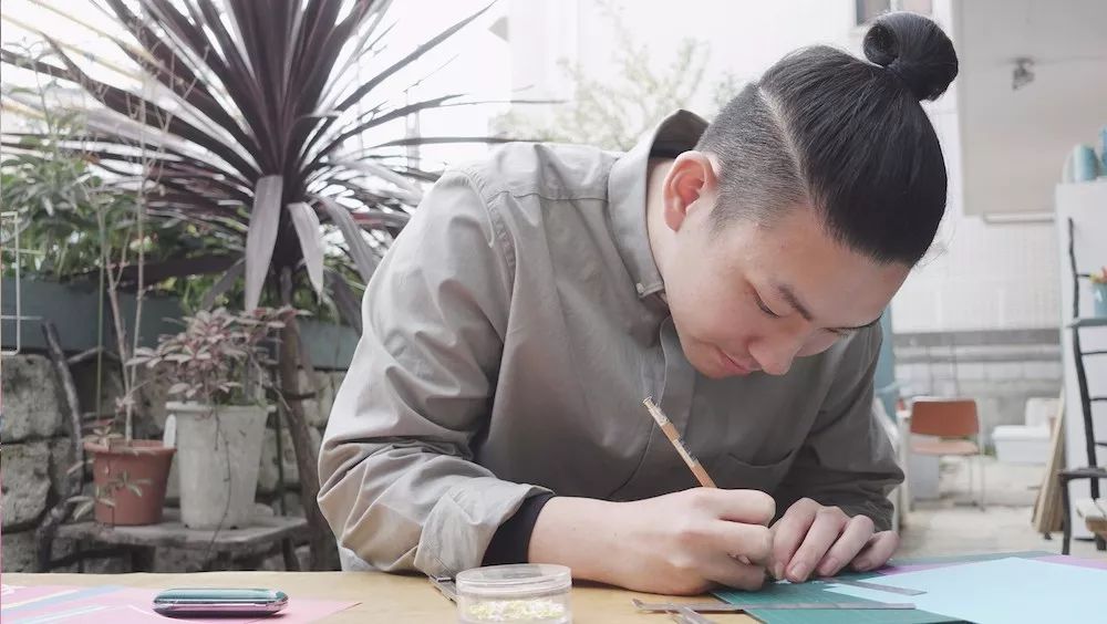 杭州95后小伙折纸山海经千纸鹤,日本折千纸鹤的纸