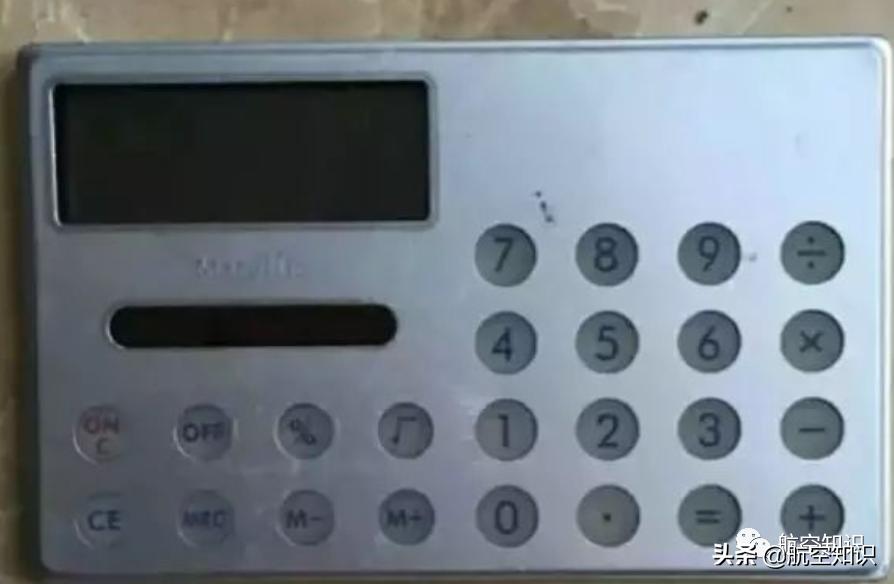 想了解飞行员？可以先从他的包入手