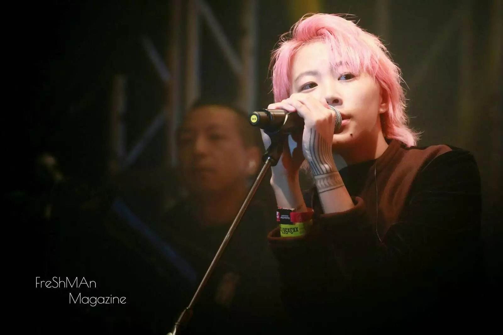 窦靖童门牙笑容灿烂,窦靖童磕破门牙