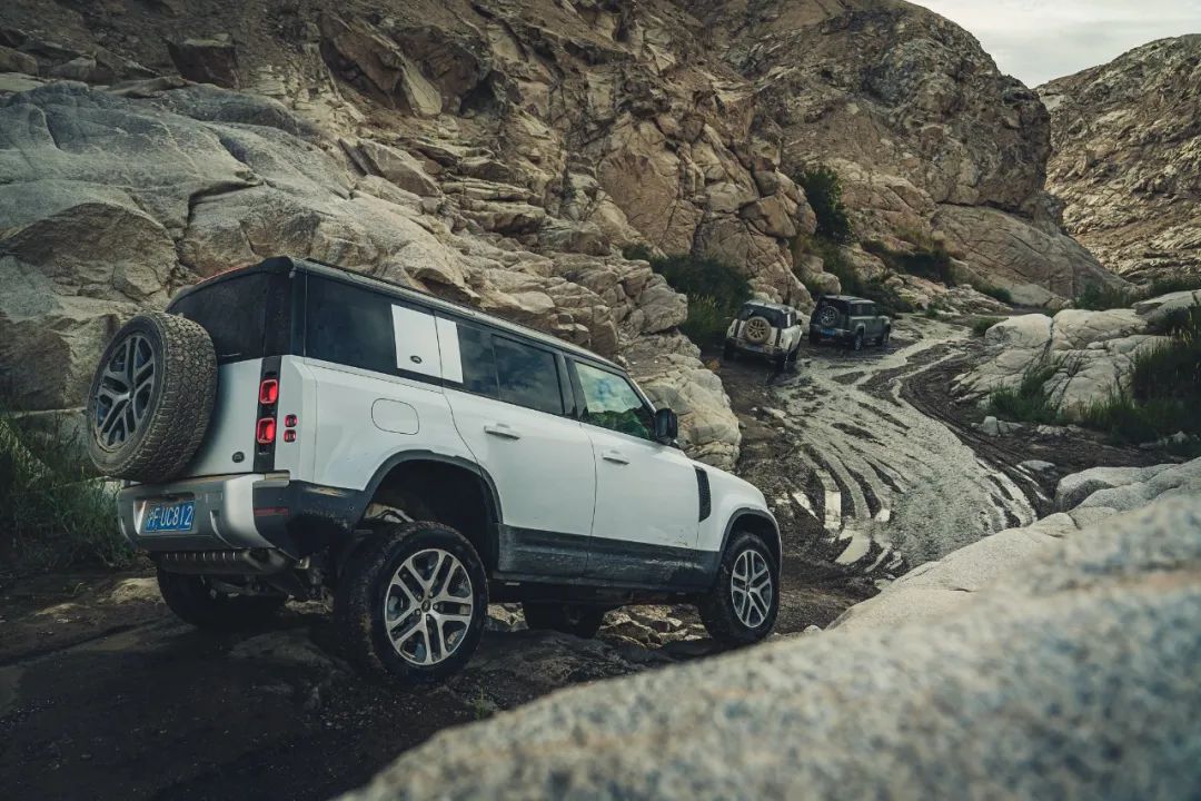 平行进口路虎卫士110版最新试驾,路虎卫士110p400e试驾