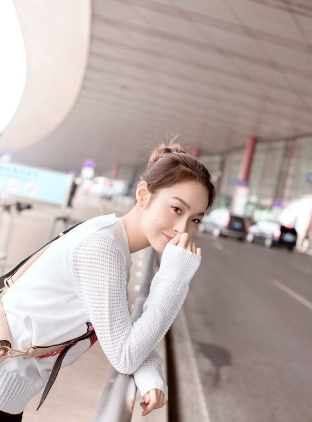 张佳宁活力登场！白色卫衣搭配运动裤和小白鞋，清新舒适又可爱