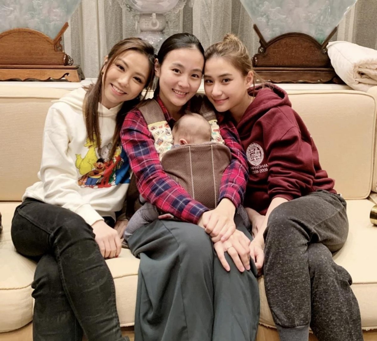 何超莲穿黑色外套跳手指舞蹈，与男友窦骁互动，破分手传言