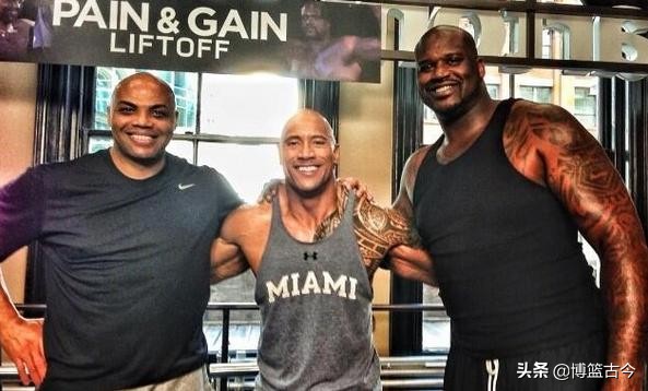 NBA球员都是合影终结者！奥胖单手擒何炅，姚主席如同深海泰坦