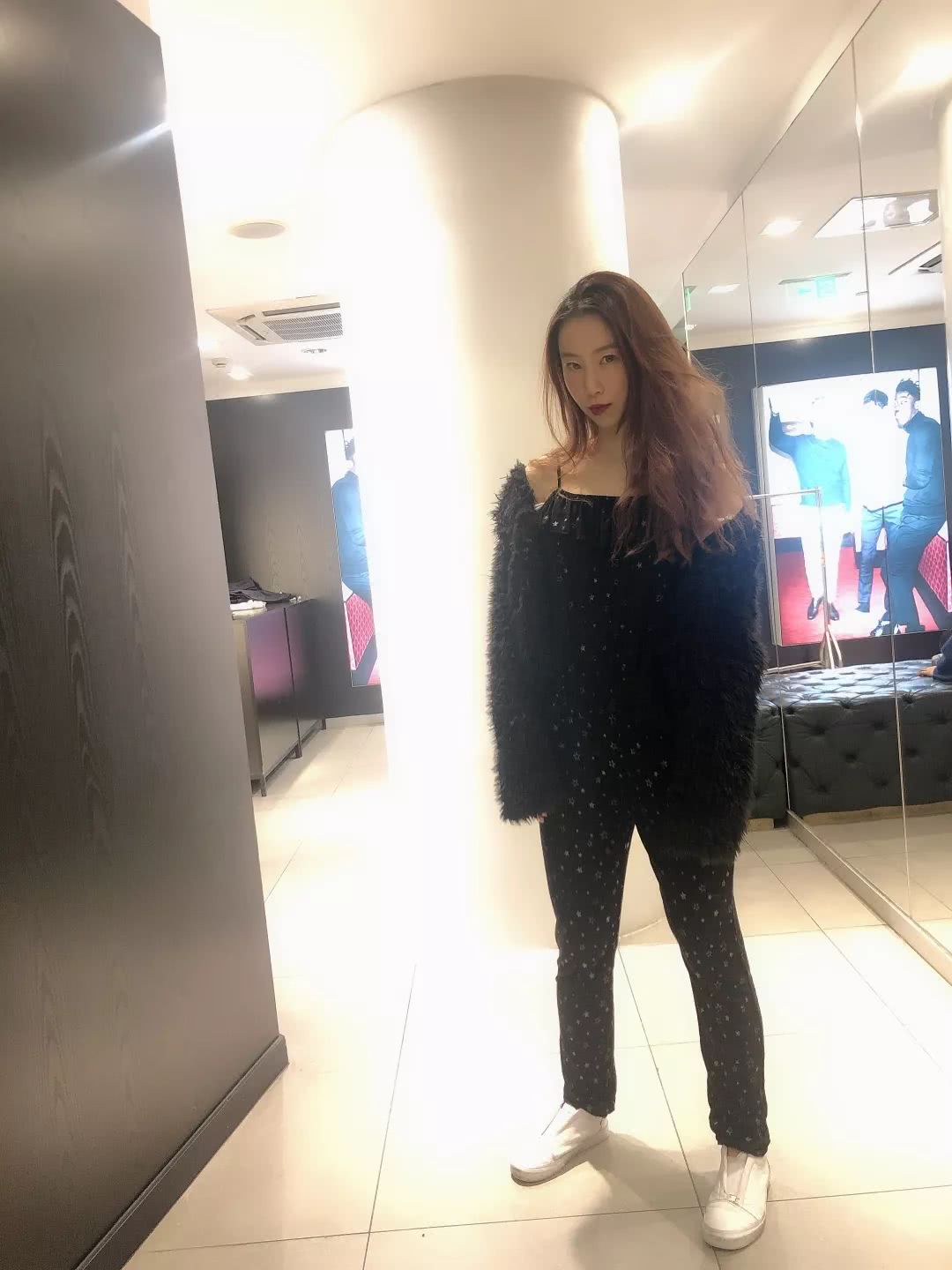 我带身高155的同事来到童装部，结果她逛疯了……